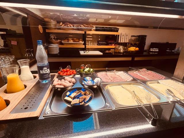 Frühstücksraum und Frühstücksbuffet im Gulfhof